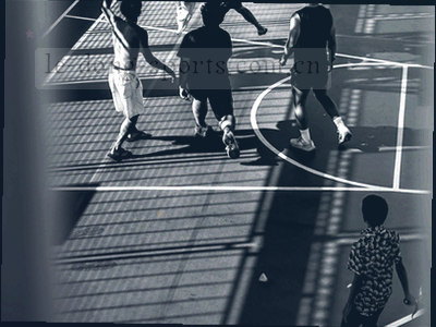教练在战术板前讲解比赛安排的抽象示意图